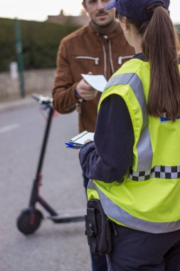 Polis bir çocuğu elektrikli scooterla durdurdu.