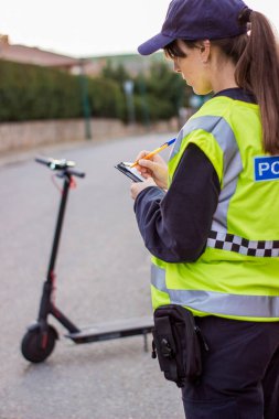 Polis bir çocuğu elektrikli scooterla durdurdu.