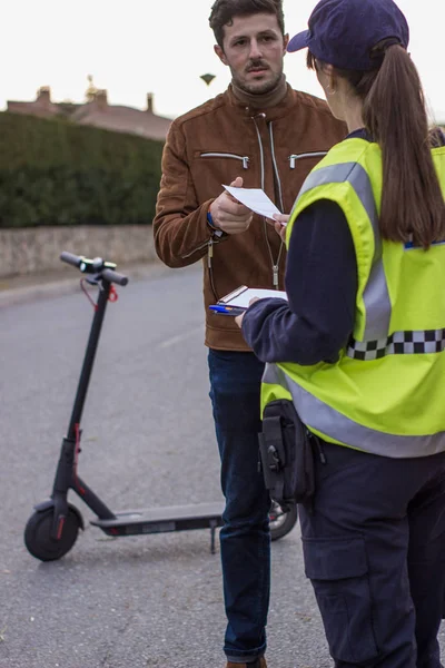 Polis bir çocuğu elektrikli scooterla durdurdu.