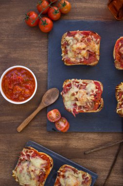 Üstünde domates tabağı olan el yapımı panini tabağı.