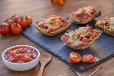 Doğal domatesli el yapımı panini tabağı.