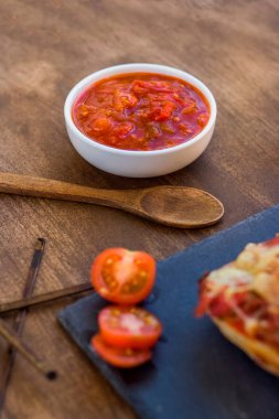 Üstünde domates tabağı olan el yapımı panini tabağı.