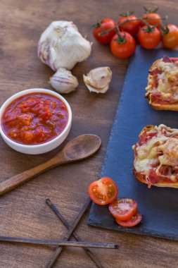 Üstünde domates tabağı olan el yapımı panini tabağı.