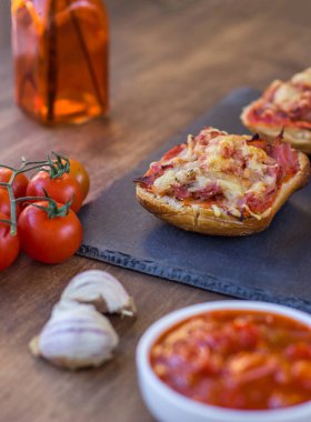 Doğal domatesli el yapımı panini tabağı.