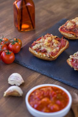 Doğal domatesli el yapımı panini tabağı.