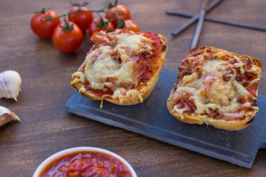 Doğal domatesli el yapımı panini tabağı.