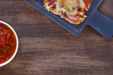 Üstünde domates tabağı olan el yapımı panini tabağı.