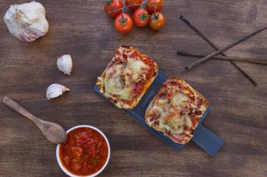 Üstünde domates tabağı olan el yapımı panini tabağı.