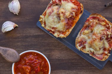 Üstünde domates tabağı olan el yapımı panini tabağı.