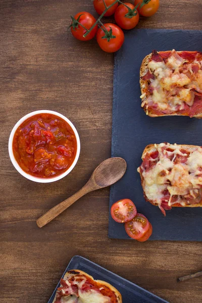 Üstünde domates tabağı olan el yapımı panini tabağı.