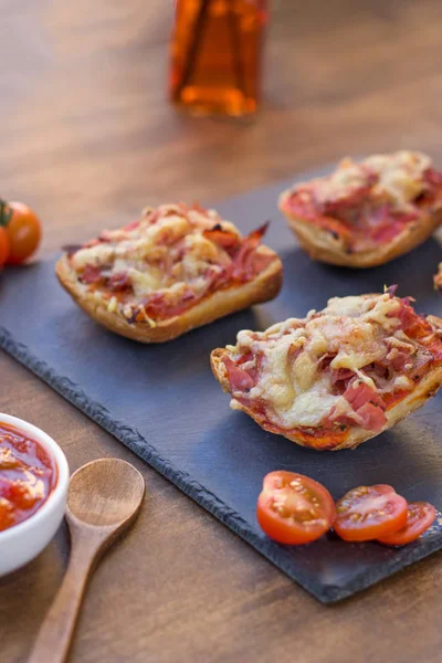 Doğal domatesli el yapımı panini tabağı.