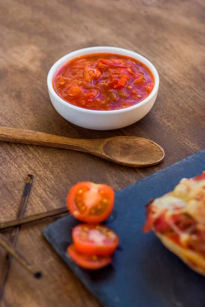 Üstünde domates tabağı olan el yapımı panini tabağı.