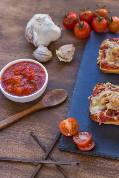 Üstünde domates tabağı olan el yapımı panini tabağı.