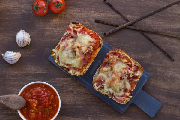 Üstünde domates tabağı olan el yapımı panini tabağı.