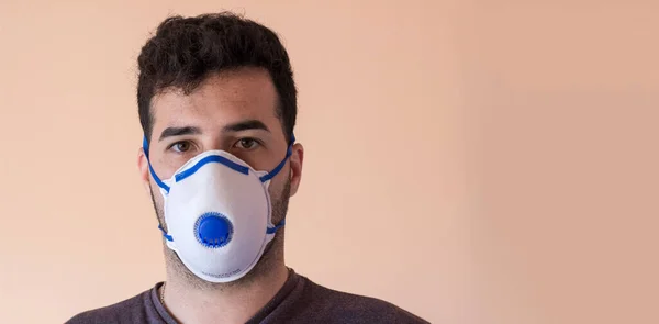 Corona virüsünü önlemek için maske takan güzel esmer çocuk.