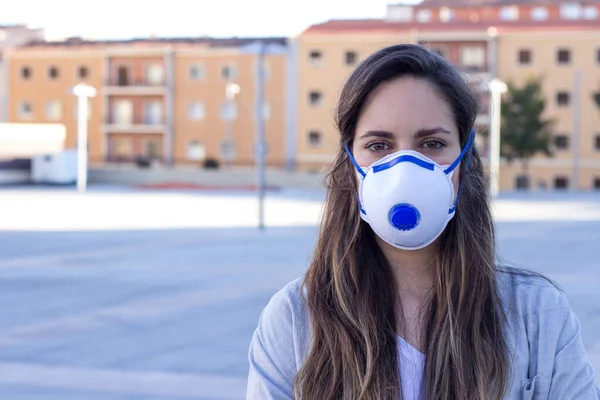 Bella Ragazza Bruna Con Maschera Prevenire Malattia Del Virus Della Fotografia Stock