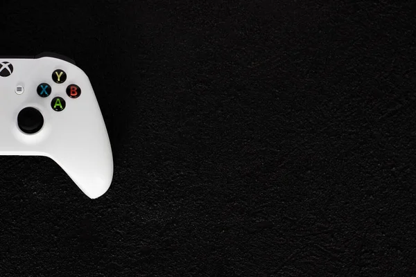 Pengontrol Konsol Permainan Xbox Putih Pada Latar Belakang Grainy Hitam — Stok Foto