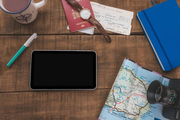 Tablet Auf Einem Holztisch Eine Reise Planen Und Organisieren — Stockfoto