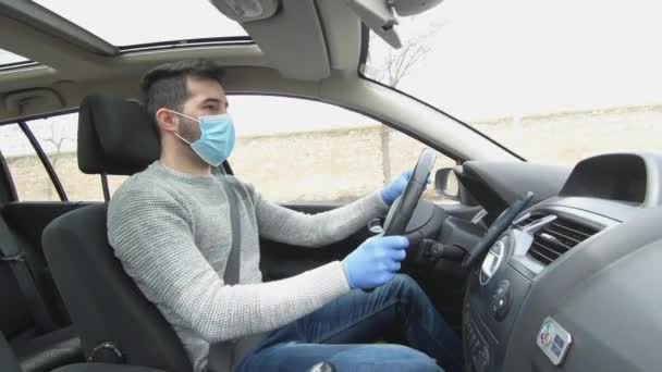 Garçon Conduit Une Voiture Avec Des Gants Masque Vue Latérale — Video