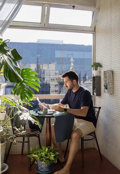 Schöner Junger Kerl Arbeitet Und Bereitet Reise Auf Der Terrasse — Stockfoto