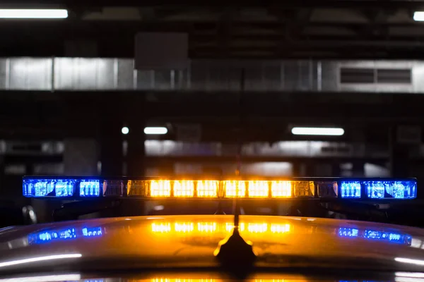 警车的蓝色和橙色灯光的后视镜 选择性模糊 — 图库照片