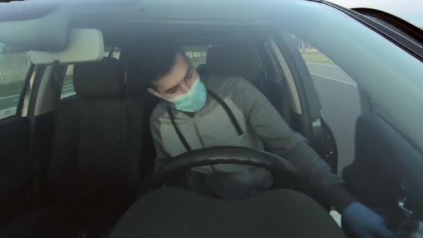 Junge Steigt Ins Auto Und Fährt Mit Maske Und Schutzhandschuhen — Stockvideo