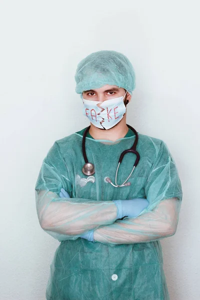 Kızgın doktor kollarını kavuşturuyor.