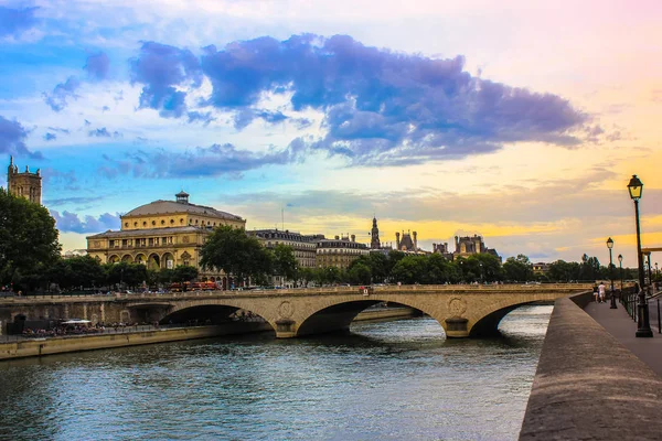 Baharda Paris Köprü Şehir Gökyüzü Mimari — Stok fotoğraf