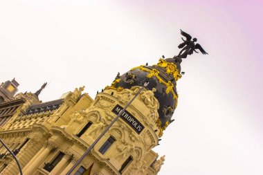Metropolis Madrid 'in mimari simgesidir..