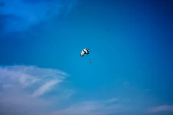 跳上蓝天的降落伞 — 图库照片