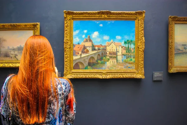 Rothaarige Mädchen Bewundern Die Gemälde Der Galerie Museum Der Raster — Stockfoto