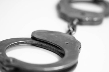 Hücum: gözaltı, kelepçe, ceza.