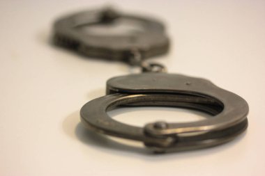 Hücum: gözaltı, kelepçe, ceza.