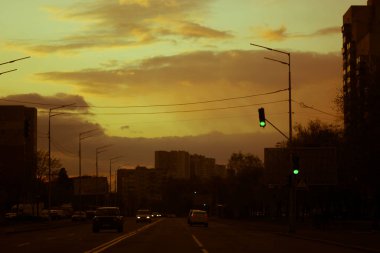 Yeşil trafik ışığı: yoldaki trafik, kentsel yaşam.