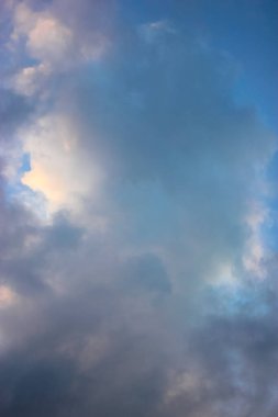 Yazın gökyüzünde mavi bulutlar.