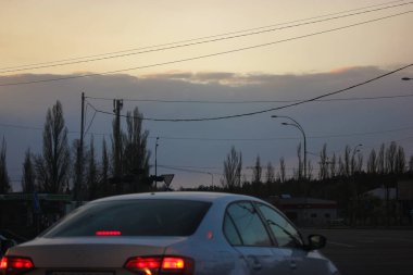 Akşam yolda kırmızı araba farları...