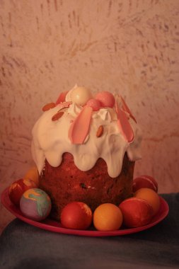  Paskalya, Paskalya ekmeği, tatlı, çikolata ve kremayla süslenmiş..