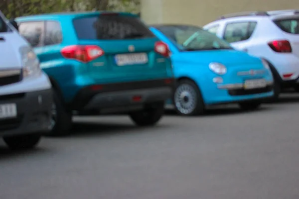 駐車場で異なるブランドのぼやけた車 — ストック写真