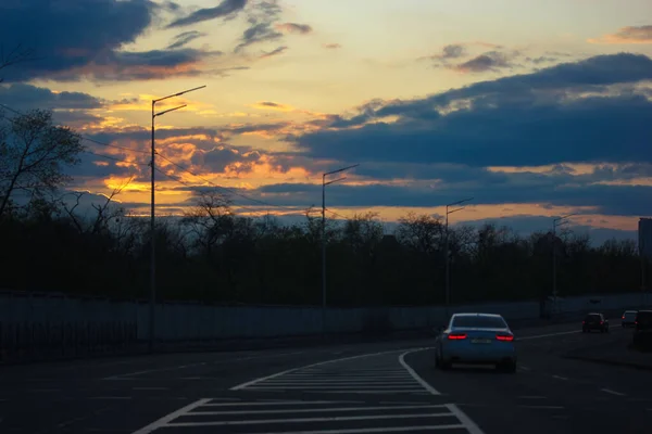 Nubes Contractuales Cielo Antes Tormenta Lluvia Primavera Ciudad Coches — Foto de Stock