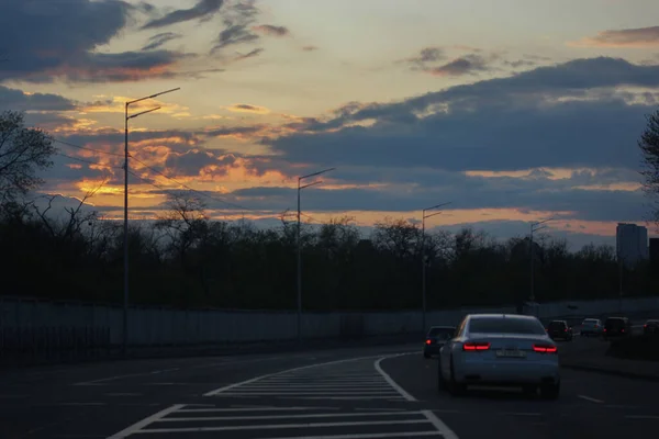 Nubes Contractuales Cielo Antes Tormenta Lluvia Primavera Ciudad Coches — Foto de Stock