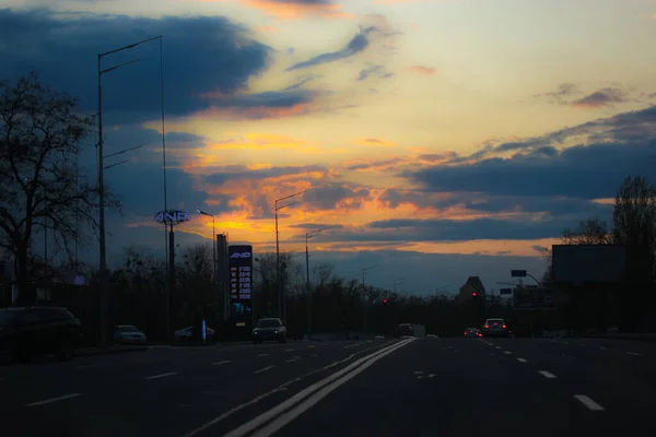 Nubes Contractuales Cielo Antes Tormenta Lluvia Primavera Ciudad Coches — Foto de Stock