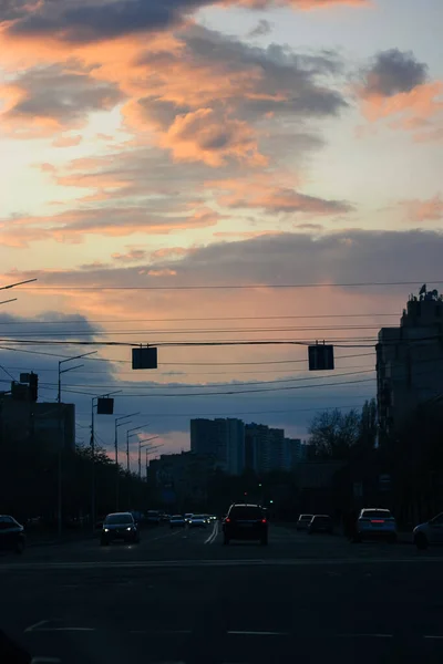 Nubes Contractuales Cielo Antes Tormenta Lluvia Primavera Ciudad Coches — Foto de Stock