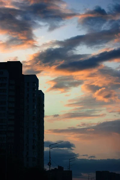 Договорные Облака Небе Грозы Дождя Весной Город Автомобили — стоковое фото