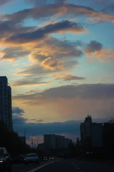 Nubes Contractuales Cielo Antes Tormenta Lluvia Primavera Ciudad Coches — Foto de Stock