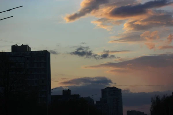 Nubes Contractuales Cielo Antes Tormenta Lluvia Primavera Ciudad Coches — Foto de Stock