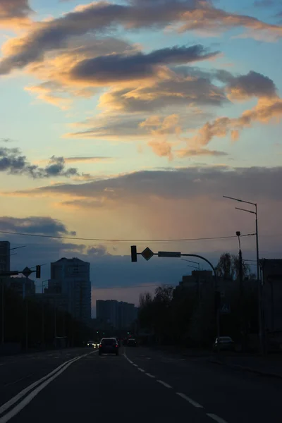 Nubes Contractuales Cielo Antes Tormenta Lluvia Primavera Ciudad Coches — Foto de Stock