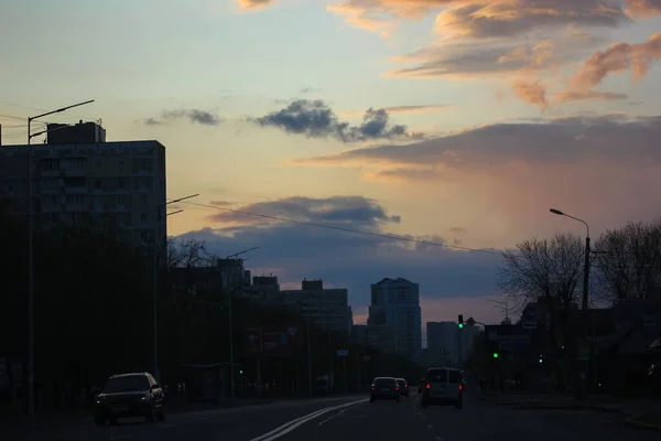 春雨前天空中的云彩 城市和汽车 — 图库照片
