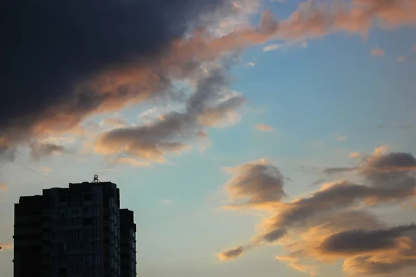 車の嵐と雨の前に空の契約雲 — ストック写真