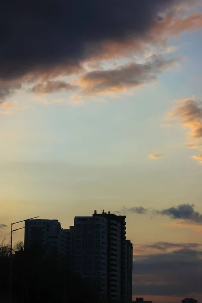 Договорные Облака Небе Перед Грозовым Дождем Весной — стоковое фото