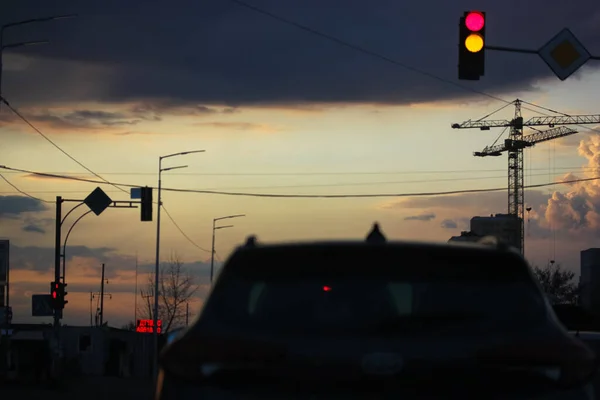 Kırmızı Trafik Işığı Yoldaki Trafik Kentsel Yaşam — Stok fotoğraf